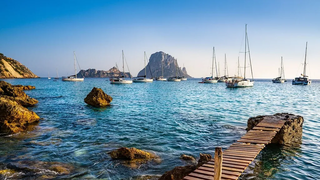 vista de islas y barcas en el mar