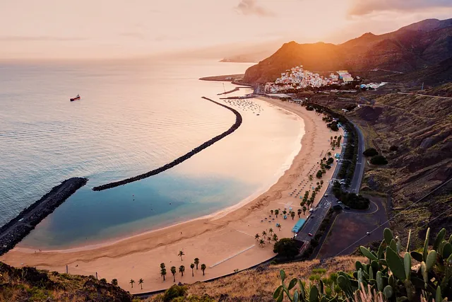 costa de tenerife al atardecer